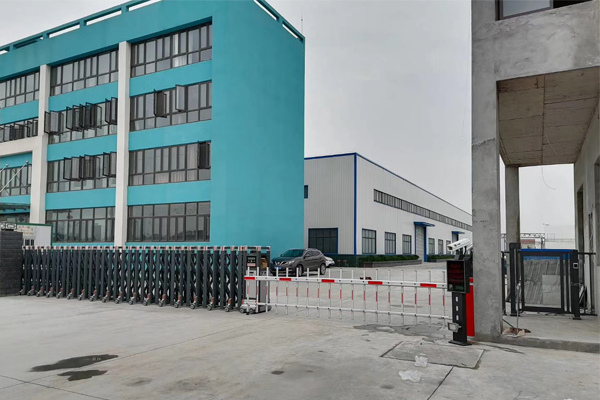 昌盛環(huán)保、電動伸縮門、車牌識別、智能小門、圍欄、旗桿安裝完畢
